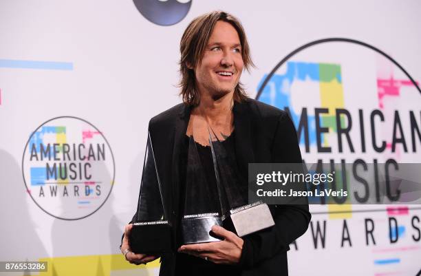 Singer Keith Urban poses in the press room at the 2017 American Music Awards at Microsoft Theater on November 19, 2017 in Los Angeles, California.