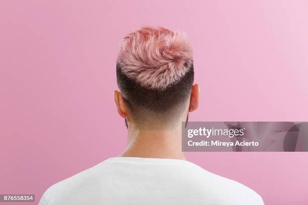 back of head of a male with pink hair - haarkleuring stockfoto's en -beelden