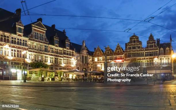 medieval "korenmarkt" square illuminated a late dusk with cafe and beer nightlife in downtown ghent, flanders, belgium, a unesco heritage site - national day of belgium 2017 stock-fotos und bilder