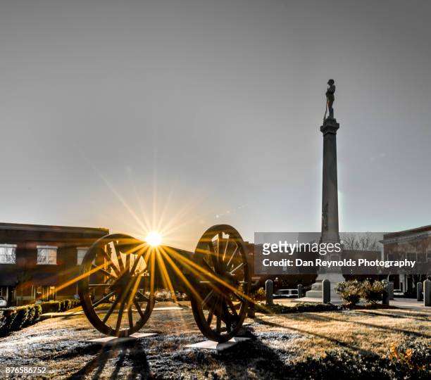 sun star on old civil war cannon in town square - テネシー州 フランクリン ストックフォトと画像
