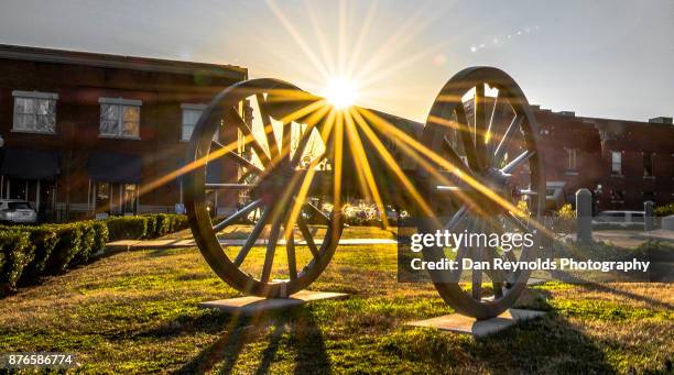 sun star on old civil war cannon in town square - テネシー州 フランクリン ストックフォトと画像