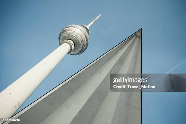 berliner fernsehturm - berlin fernsehturm stock-fotos und bilder