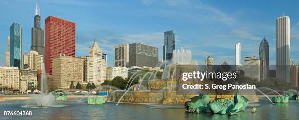 buckingham brunnen + skyline - chicago - buckingham fountain chicago stock-fotos und bilder