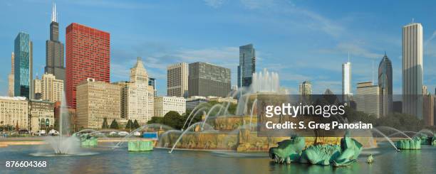 buckingham fountain + skyline - chicago - buckingham fountain chicago stock pictures, royalty-free photos & images