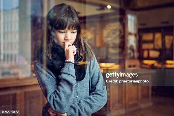 ragazza adolescente seria sta guardando la mostra del museo con interesse - museum foto e immagini stock