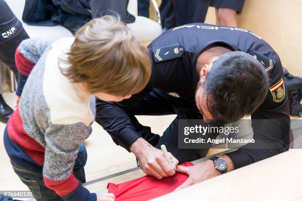 Saul Craviotto attends Pequeno Deseo charity calendar on November 20, 2017 in Madrid, Spain.