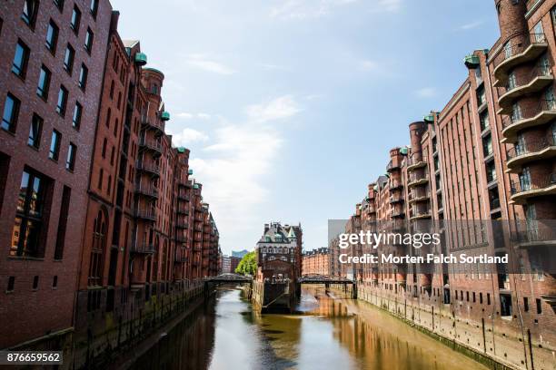 the view from poggenmühlen-brücke in hamburg, germany on a spring afternoon - speicherstadt stockfoto's en -beelden