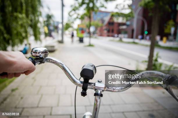close up of a man's hand holding a bicycle handlebar in hafen city, germany in spring - handlebar fotografías e imágenes de stock