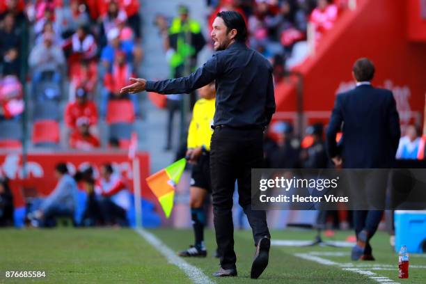 Diego Torres coach of Tijuana gestures during the 17th round match between Toluca and Tijuana as part of the Torneo Apertura 2017 Liga MX at Nemesio...