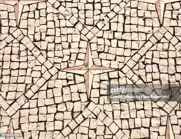 portuguese pavement sidewalk stone mosaic, lisbon - portugees straatmozaïek stockfoto's en -beelden