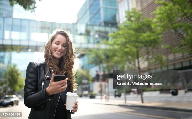 lachende vrouw met behulp van de mobiele telefoon. - girl and coffee stockfoto's en -beelden