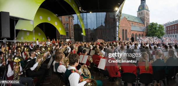 concert van de letse nationale song and dance festival op het plein van riga dome. - orchestra pit stockfoto's en -beelden