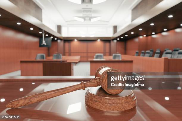 gerichtssaal und hammer - empty courtroom stock-fotos und bilder