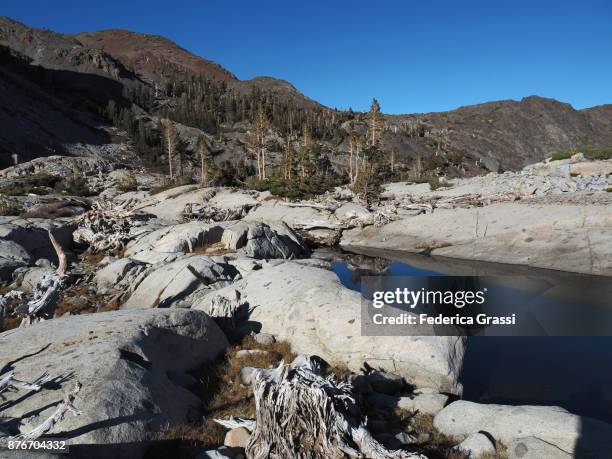 aloha lake surrounded by smoothly eroded granite boulders - wanderweg pacific crest trail stock-fotos und bilder