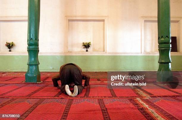 China, Xinjiang, Kashgar - Die Id Kah-Moschee .Ein Glaeubiger beim Beten in der Moschee. | The Id Kah-mosque . One believer at praying. (Photo by...