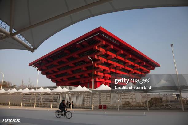 China Shanghai Shanghai - China pavilion 'Oriental Crown' at the Expo area, with a piece of the 'Expo Hope Tugawin axis' (Photo by Brigitte...