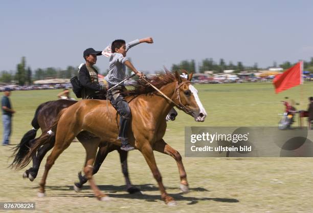 China, Xinjiang, Gouzigou - Pferderennen: einmal im Jahr findet ein grosses Pferderennen statt bei dem die Reiter aus der ganzen Region kommen: junge...