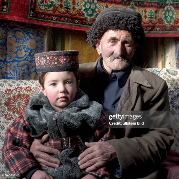 China, Xinjiang, Tashkorgan - Alter Mann bei einer traditionellen kirgisischen Hochzeit. | Old man at a traditionel kirghizian Wedding. (Photo by...