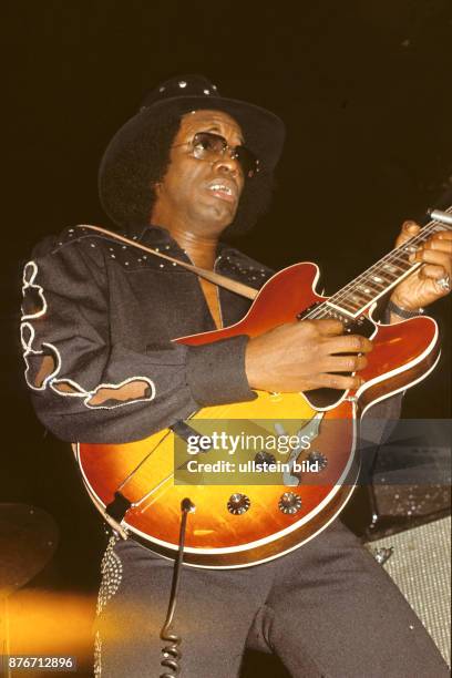 Johnny Guitar Watson - der amerikanische Blues- und Funk-Gitarrist und Saenger bei einem Konzert auf dem North Sea Jazz Festival zirka 1979/1980....