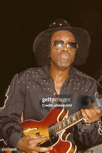 Johnny Guitar Watson - der amerikanische Blues- und Funk-Gitarrist und Saenger bei einem Konzert auf dem North Sea Jazz Festival zirka 1979/1980....