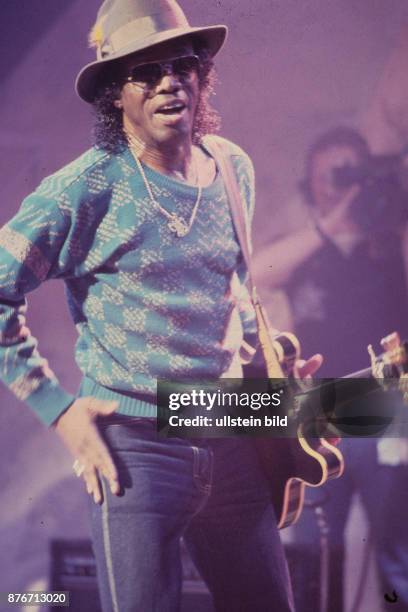 Johnny Guitar Watson - der amerikanische Blues- und Funk-Gitarrist und Saenger bei einem Konzert/TV Auftritt 1987. (Photo by Jazz Archiv...