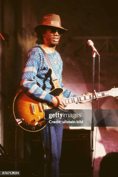 Johnny Guitar Watson - der amerikanische Blues- und Funk-Gitarrist und Saenger bei einem Konzert/TV Auftritt 1987. (Photo by Jazz Archiv...