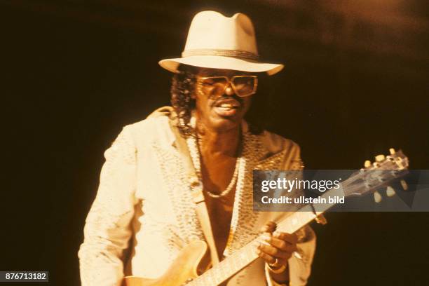 Johnny Guitar Watson - der amerikanische Blues- und Funk-Gitarrist und Saenger bei einem Konzert auf dem North Sea Jazz Festival im Juli 1990. (Photo...