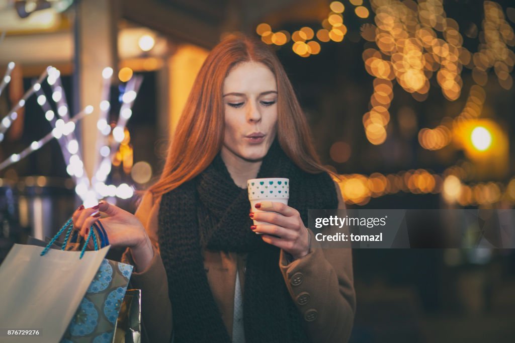 Weihnachts-shopping endete mit heißem Glühwein