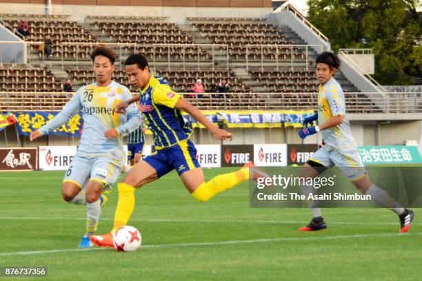 Kang Soo Il of Thespa Kusatsu and Teppei Usui of V-Varen Nagasaki compete for the ball during the J.League J2 match between Thespa Kusatsu Gunma and...
