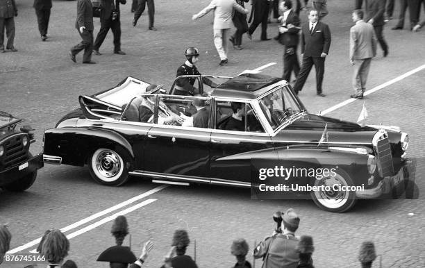 Pope Paul VI goes to the Quirinal Palace for the 'Balzan Prize' in 1966.