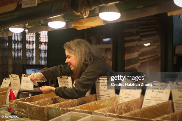 pike place market produce vendor - pike place market flowers stock pictures, royalty-free photos & images