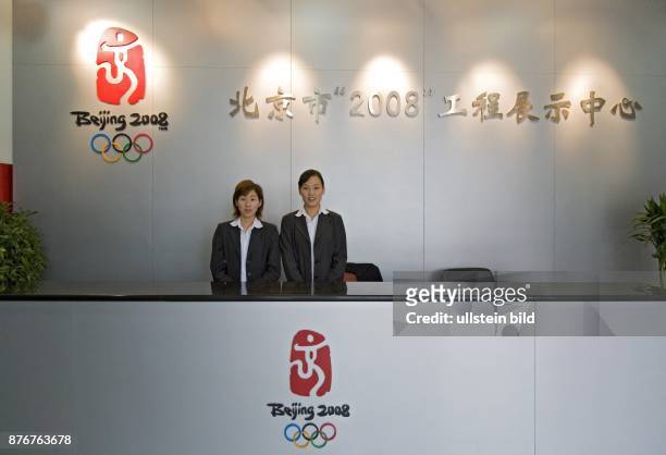 China, Hebei, Beijing - Sommerolympiade 2008, Empfangsdamen im Informationszentrum | Summer Olympics 2008, receptionists. (Photo by Jörg F....