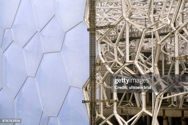 China, Hebei, Beijing - Sommerolympiade 2008, im Bau befindliche Aussenfassade des Schwimmstadions. | Summer Olympics 2008, cladding of the National...