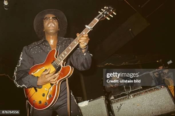 Johnny Guitar Watson - der amerikanische Blues- und Funk-Gitarrist und Saenger bei einem Konzert auf dem North Sea Jazz Festival zirka 1979/1980....