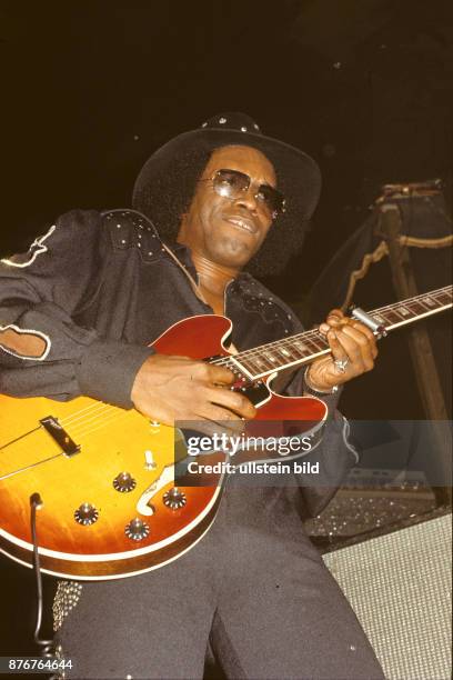 Johnny Guitar Watson - der amerikanische Blues- und Funk-Gitarrist und Saenger bei einem Konzert auf dem North Sea Jazz Festival zirka 1979/1980....