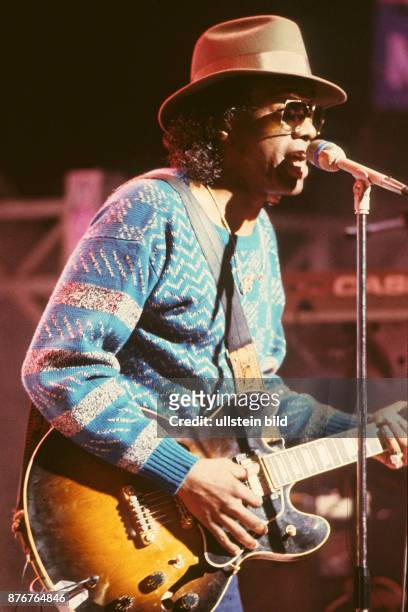 Johnny Guitar Watson - der amerikanische Blues- und Funk-Gitarrist und Saenger bei einem Konzert/TV Auftritt 1987. (Photo by Jazz Archiv...