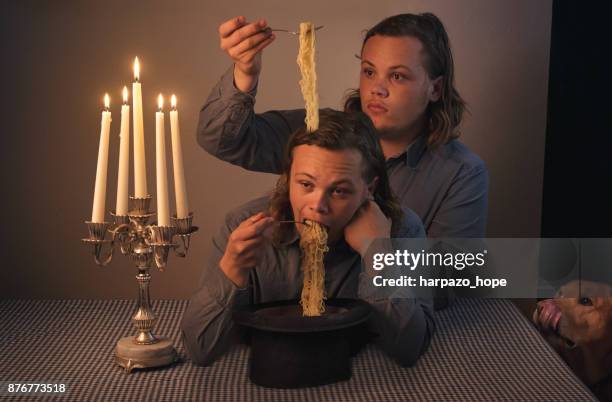noodle brain - gross food fotografías e imágenes de stock