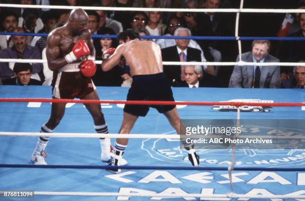 'Marvelous' Marvin Hagler, Roberto Durán boxing at Caesars Palace, November 10, 1983.