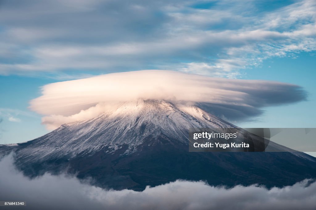 Kasagumo (lenticular clouds) on Top of Fuji