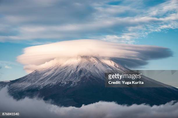 kasagumo (lenticular clouds) on top of fuji - vulcão ativo imagens e fotografias de stock