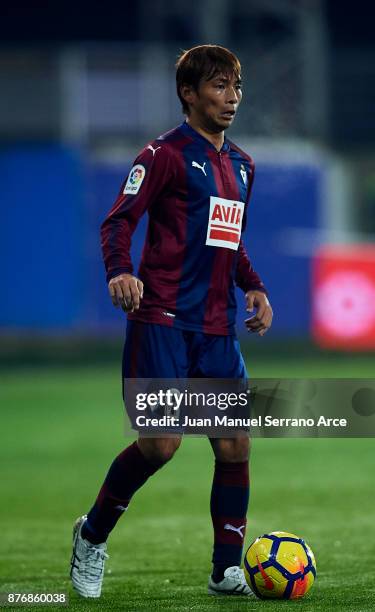 Takashi Inui of Eibar controls the ball during the La Liga match between Eibar and Real Betis at Estadio Municipal de Ipurua on November 20, 2017 in...