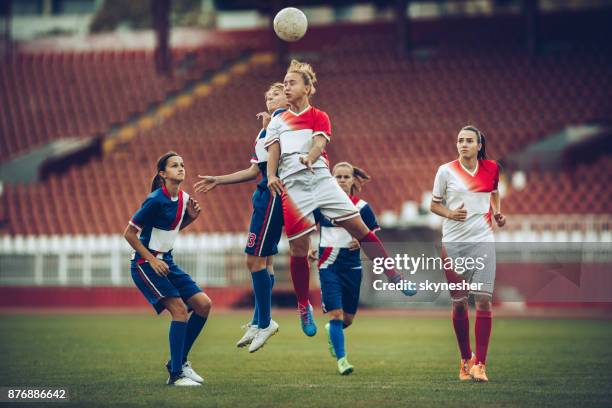 dirige la balle sur le match de football féminin ! - heading the ball photos et images de collection