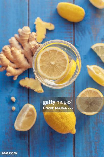 lemon and ginger root infused water - infused water stockfoto's en -beelden