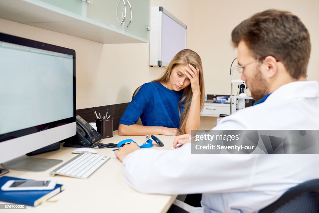 Traurige junge Frau Doktor anhören