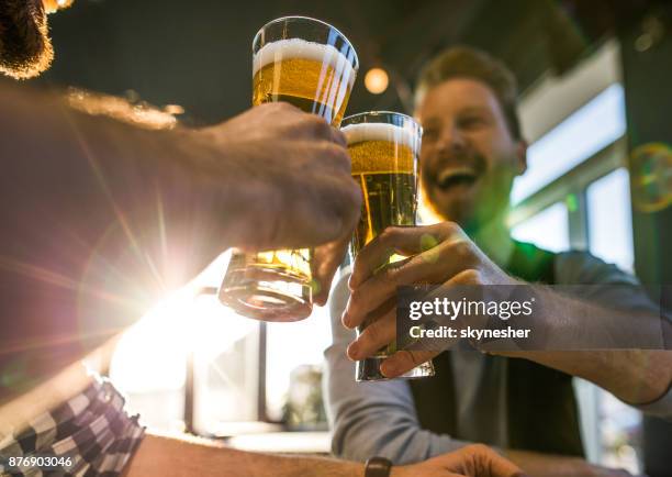 ¡salud! mate. - vaso de cerveza fotografías e imágenes de stock