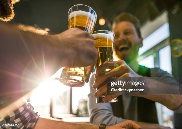 ¡salud! mate. - beer glass fotografías e imágenes de stock