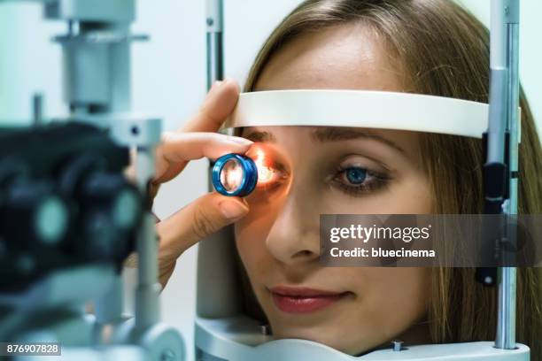 examen oftalmológicas - ophthalmologist fotografías e imágenes de stock