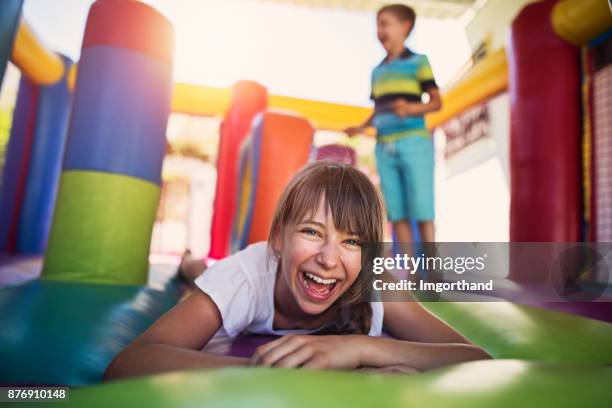 子供のインフレータブル城遊び場で楽しんで - inflatable playground ストックフォトと画像