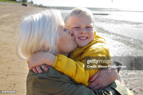 grandmother kissing grandson on the cheek - british granny - fotografias e filmes do acervo