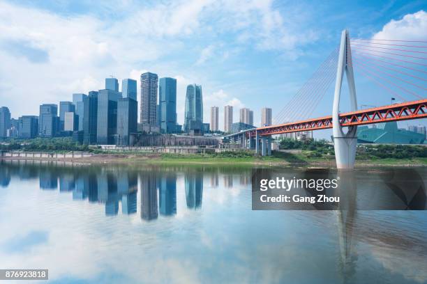 近代的な都市で川に架かる吊り橋 - chongqing ストックフォトと画像